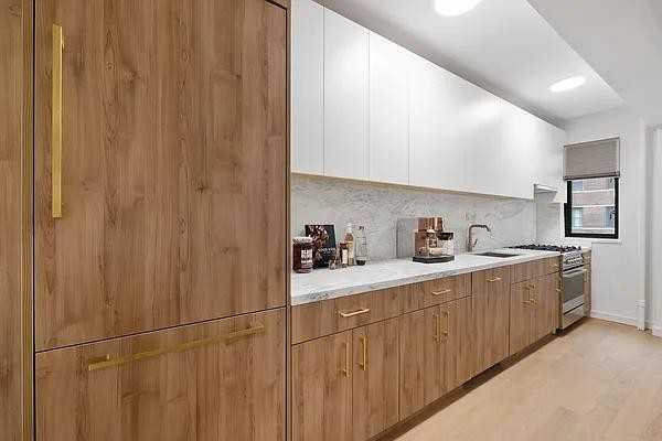 E 52nd St #6C - Photo 3 of 20