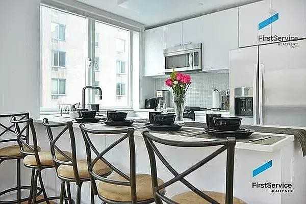 W 46th St #7 - Photo 3 of 20