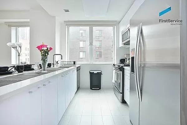 W 46th St #7 - Photo 4 of 20