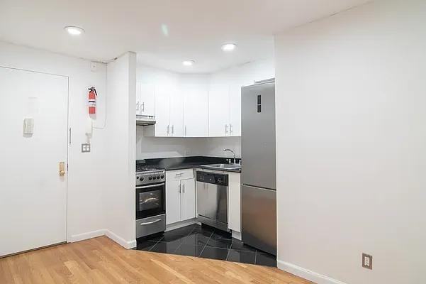 W 58th St #7C - Photo 5 of 20