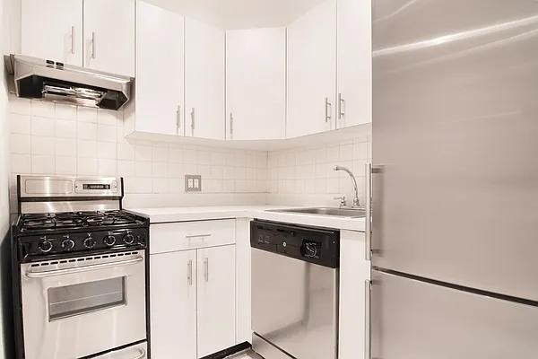 W 58th St #5C - Photo 3 of 20