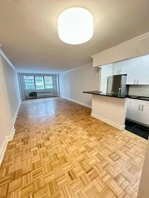 W 57th St #7G - Photo 3 of 6