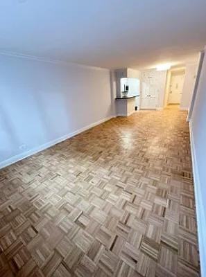 W 57th St #7G - Photo 4 of 6