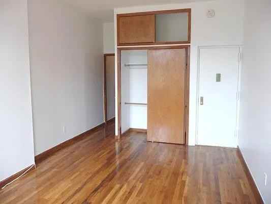 E 6th St #2W - Photo 5 of 7