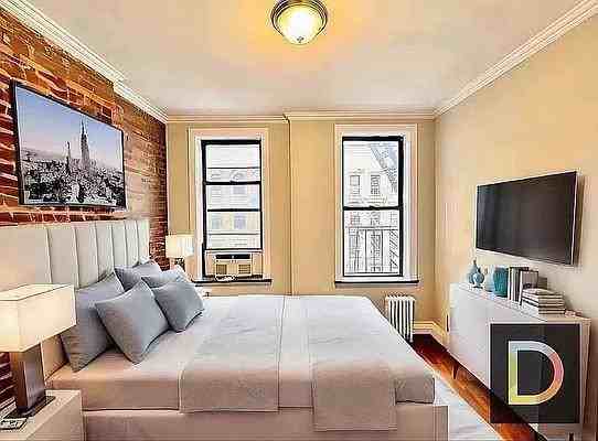 E 6th St #2A - Photo 3 of 3