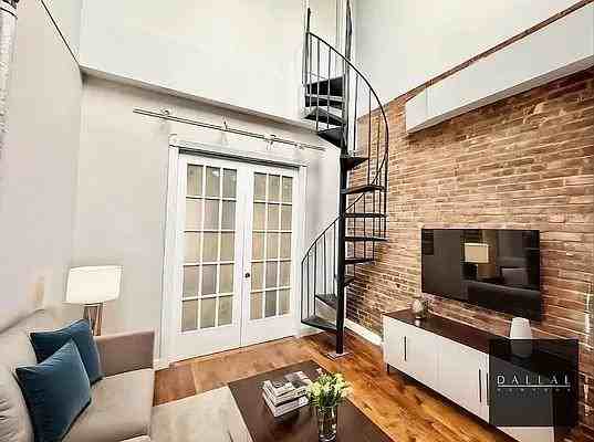 E 6th St #5C - Photo 2 of 3