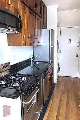 E 13th St #31 - Photo 3 of 20