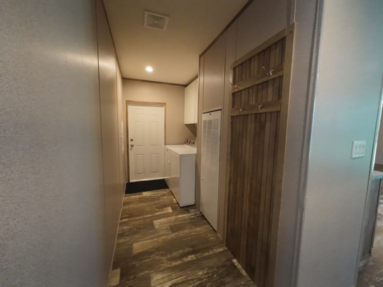 463 Comanche Ln - Photo 2 of 20