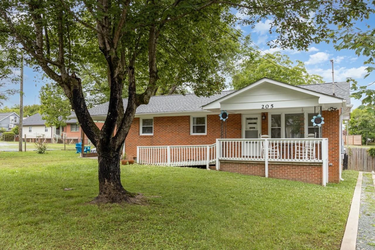 205 Sunset Dr - Photo 3 of 20