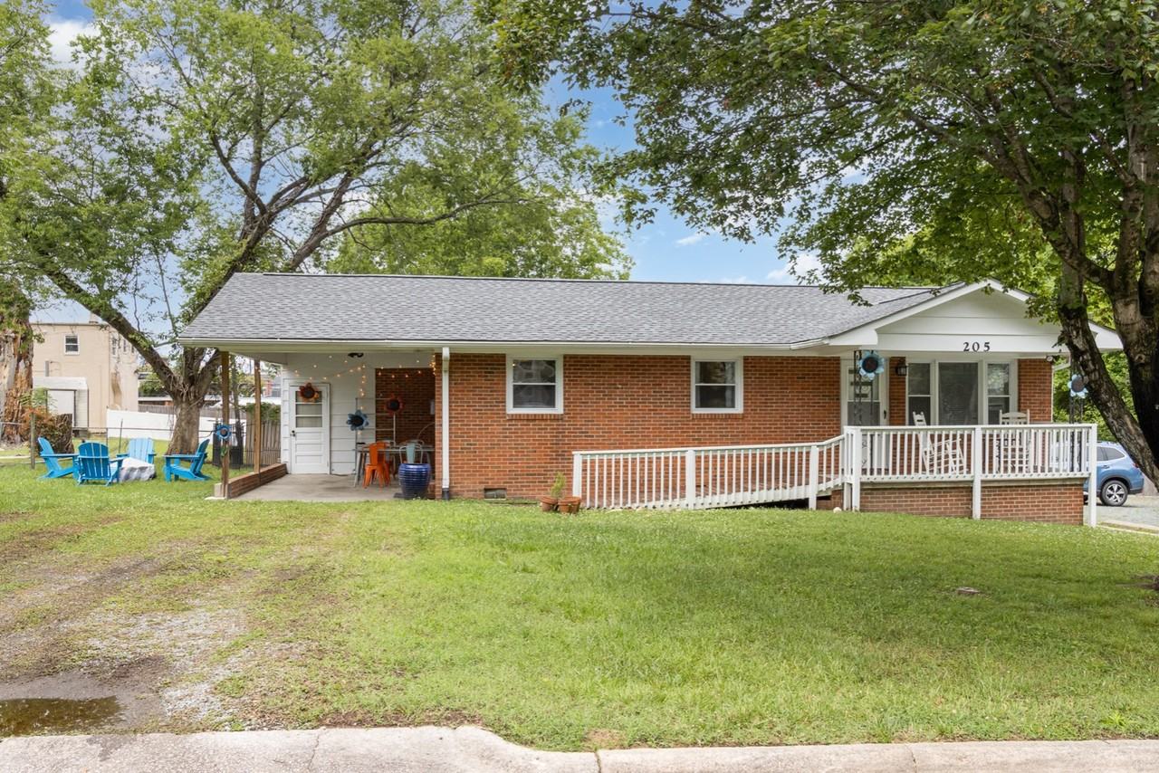 205 Sunset Dr - Photo 4 of 20