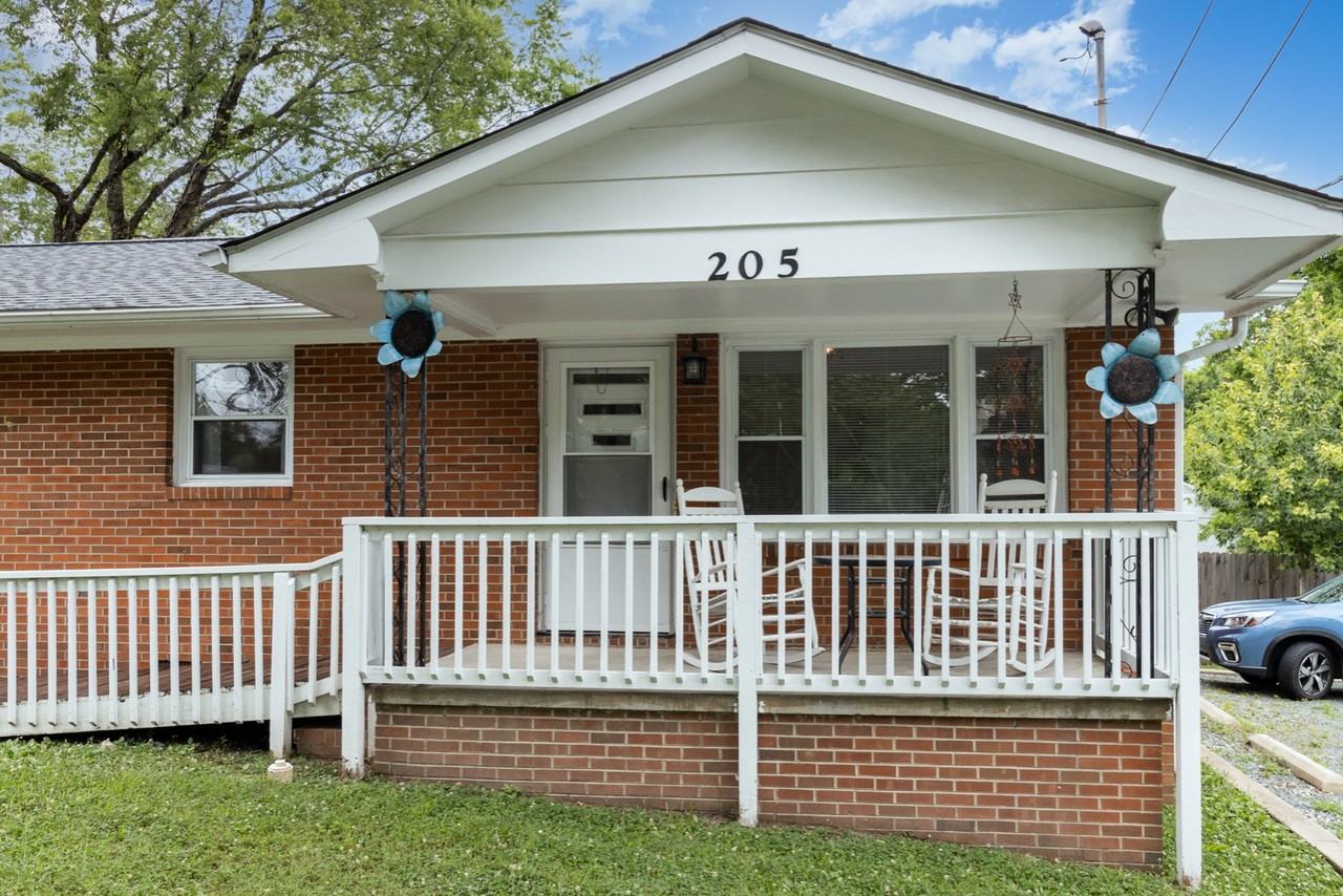 205 Sunset Dr - Photo 7 of 20