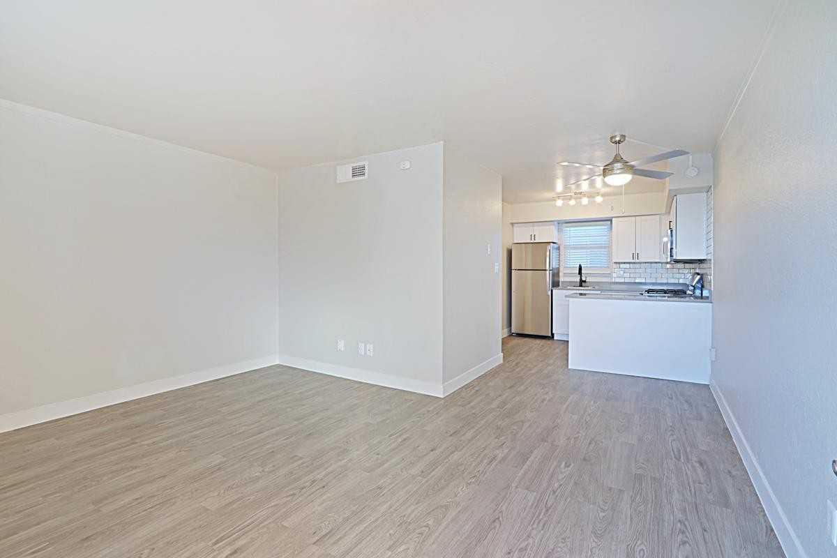 2250 W Glendale Ave - Photo 2 of 8