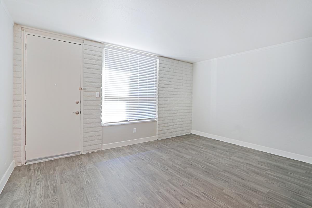 2250 W Glendale Ave - Photo 3 of 8