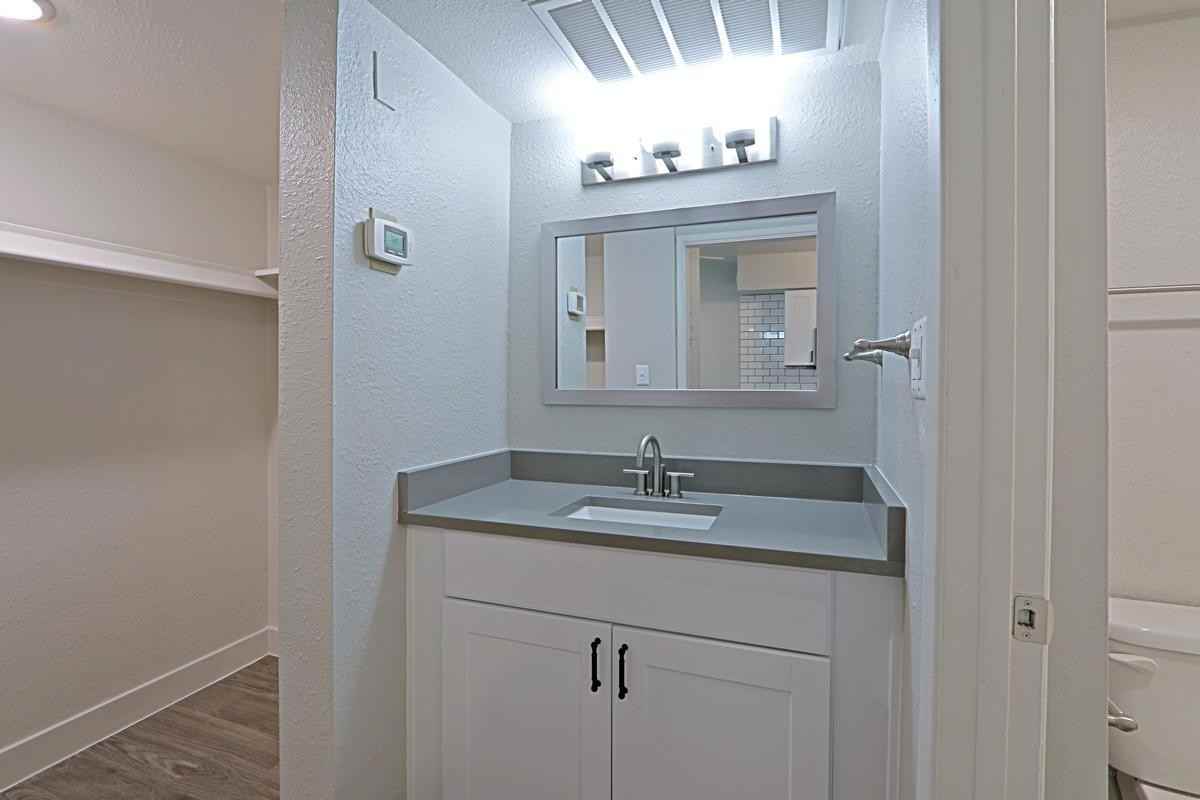 2250 W Glendale Ave - Photo 4 of 8