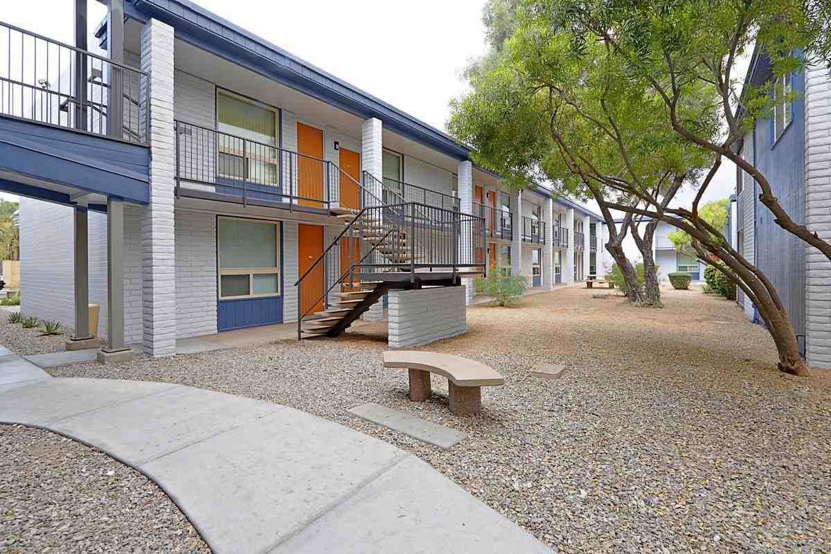 2250 W Glendale Ave - Photo 5 of 8