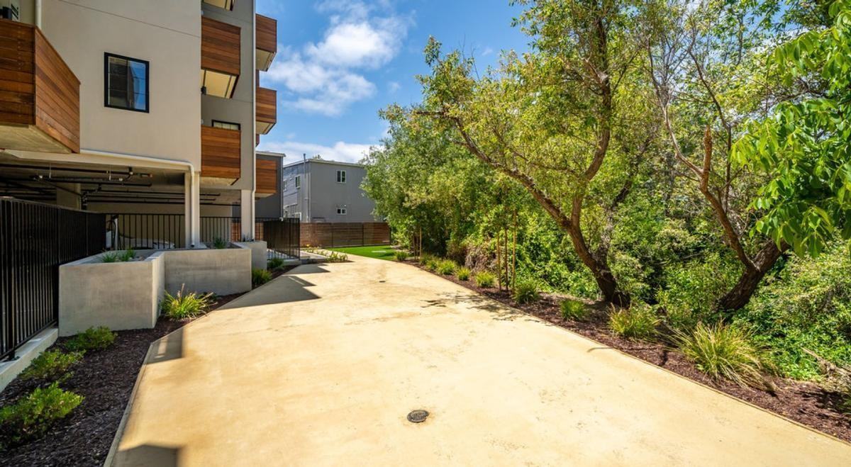 564 Higuera St - Photo 7 of 23