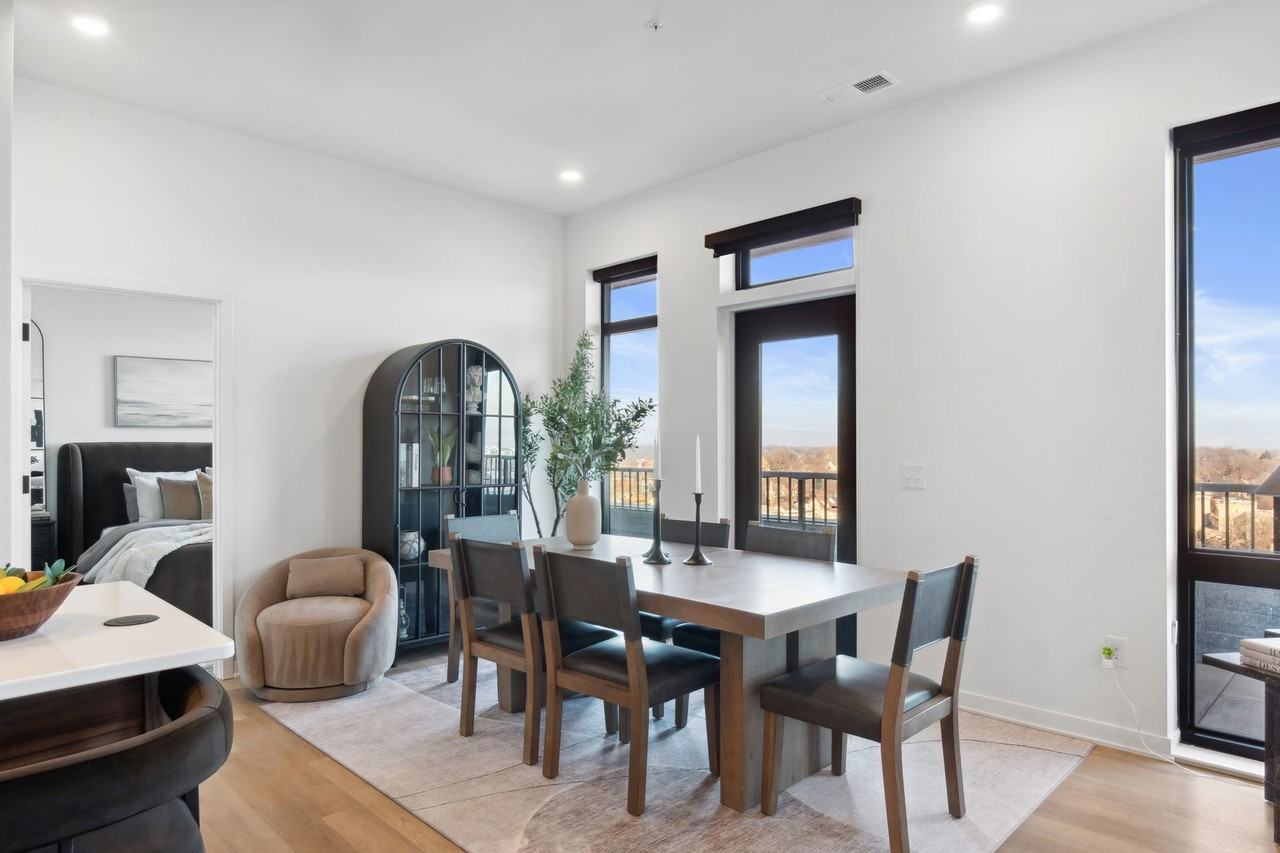 Thirty Seven West Farnam - Photo 4 of 50