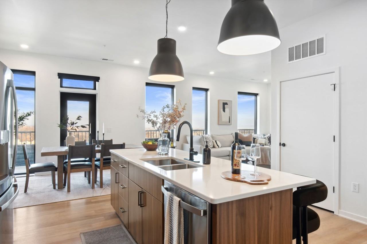 Thirty Seven West Farnam - Photo 6 of 50