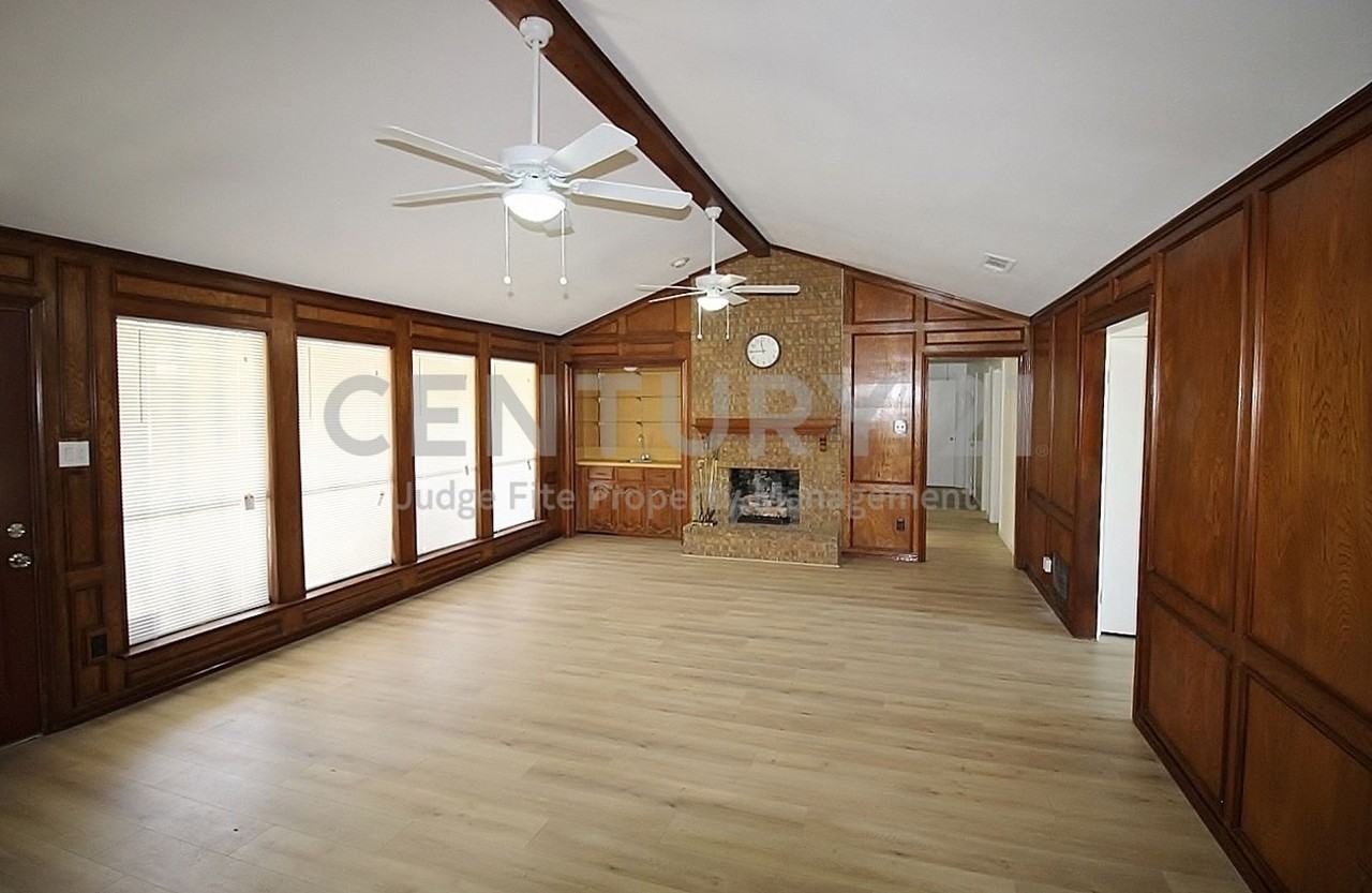 6014 Lakeshore Dr - Photo 2 of 11
