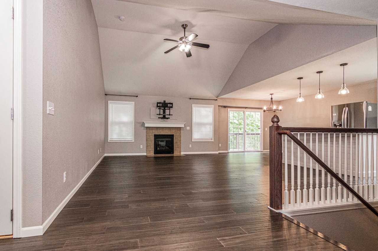 1316 Elm Creek Dr - Photo 4 of 33