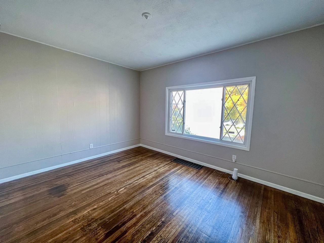 422 Seward St - Photo 3 of 11