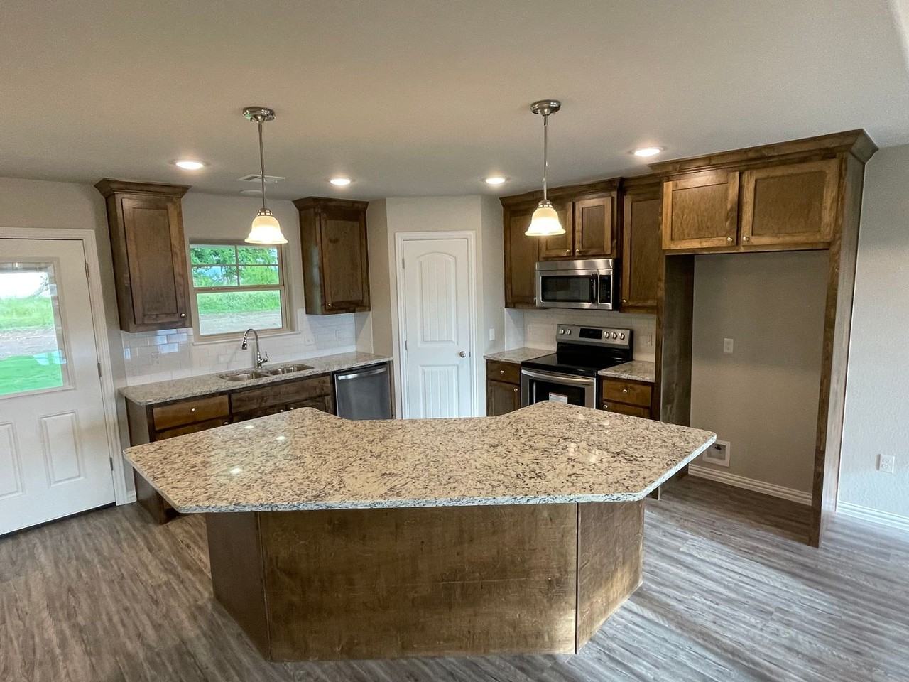 32 Huntington Beach St - Photo 3 of 12