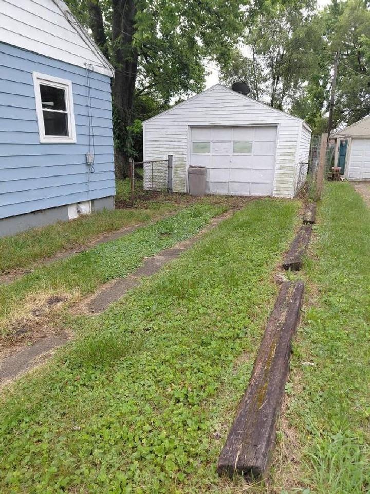 3220 Vermont Pl - Photo 3 of 11