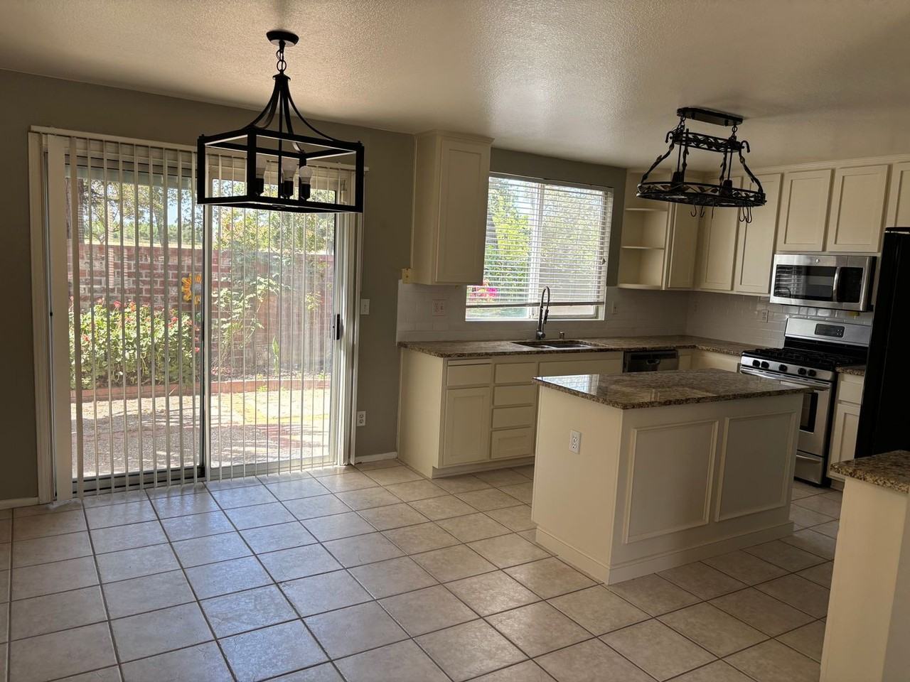 8212 Shannon Oak Ln - Photo 4 of 20