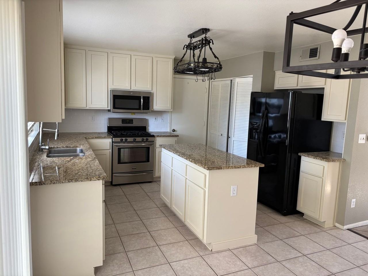 8212 Shannon Oak Ln - Photo 5 of 20