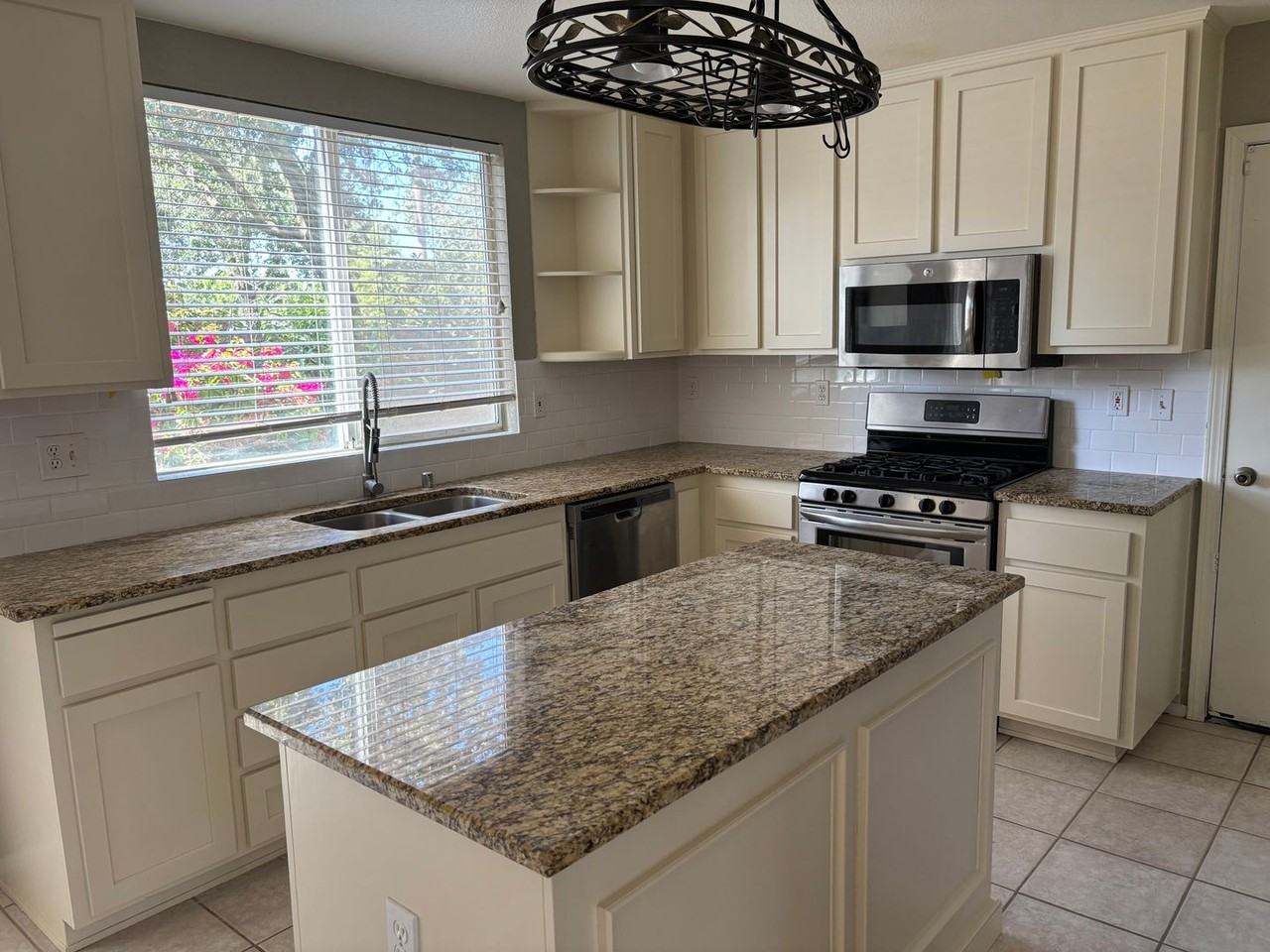 8212 Shannon Oak Ln - Photo 6 of 20