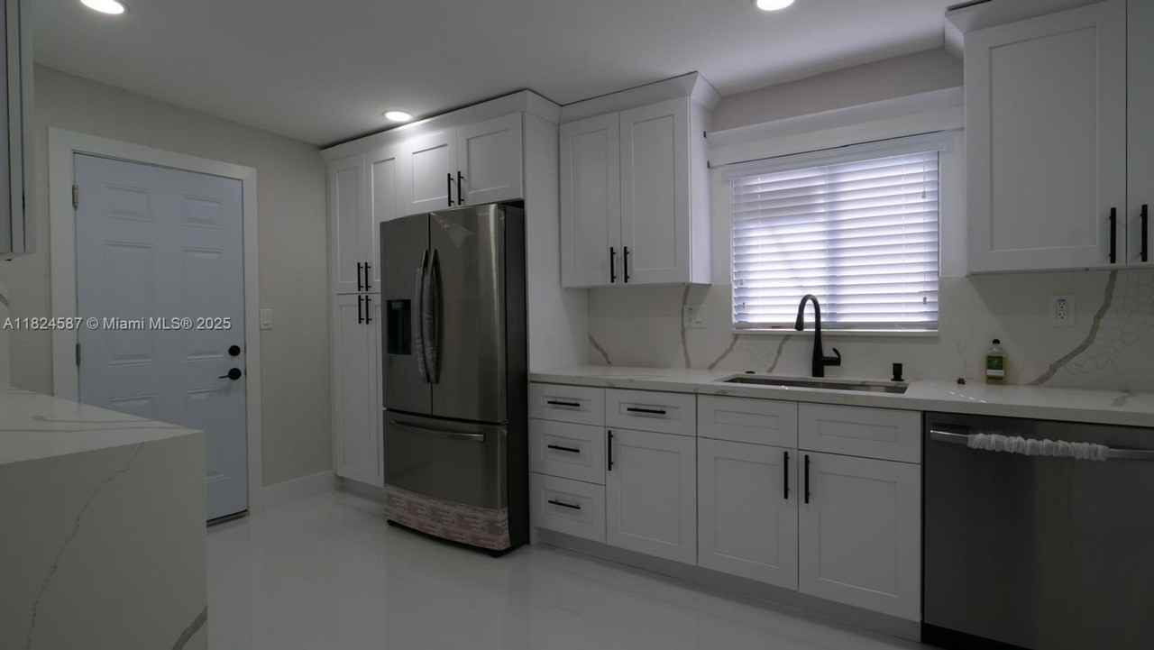 3609 Sw 23rd St - Photo 2 of 14