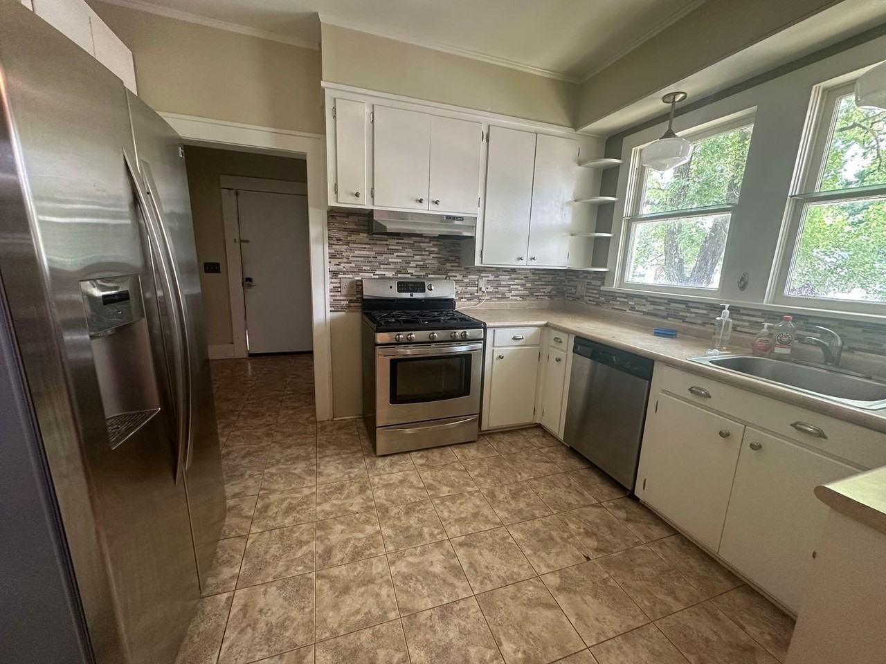 559 Gladstone Blvd - Photo 5 of 15