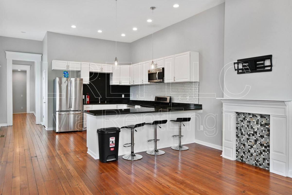 940 E Madison St - Photo 2 of 10