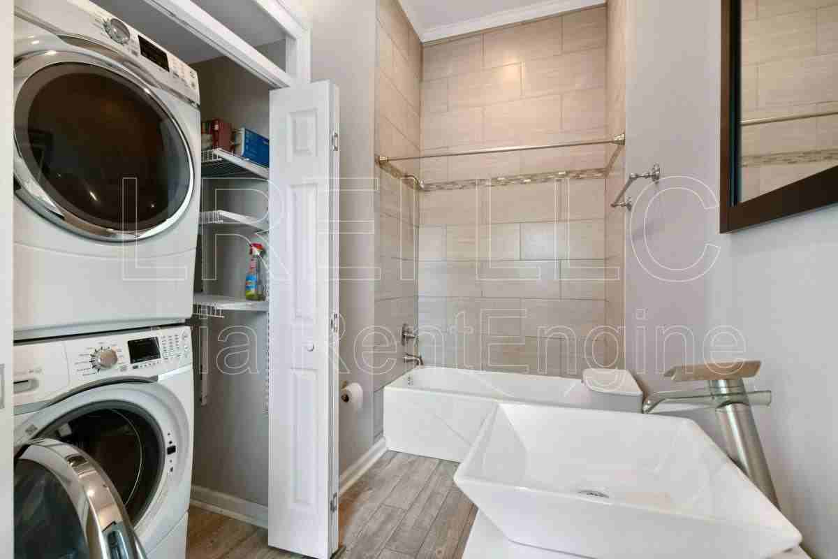 940 E Madison St - Photo 3 of 10