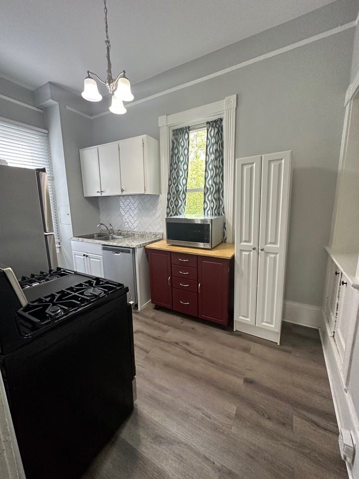 808 1/2 E Henry St - Photo 3 of 20