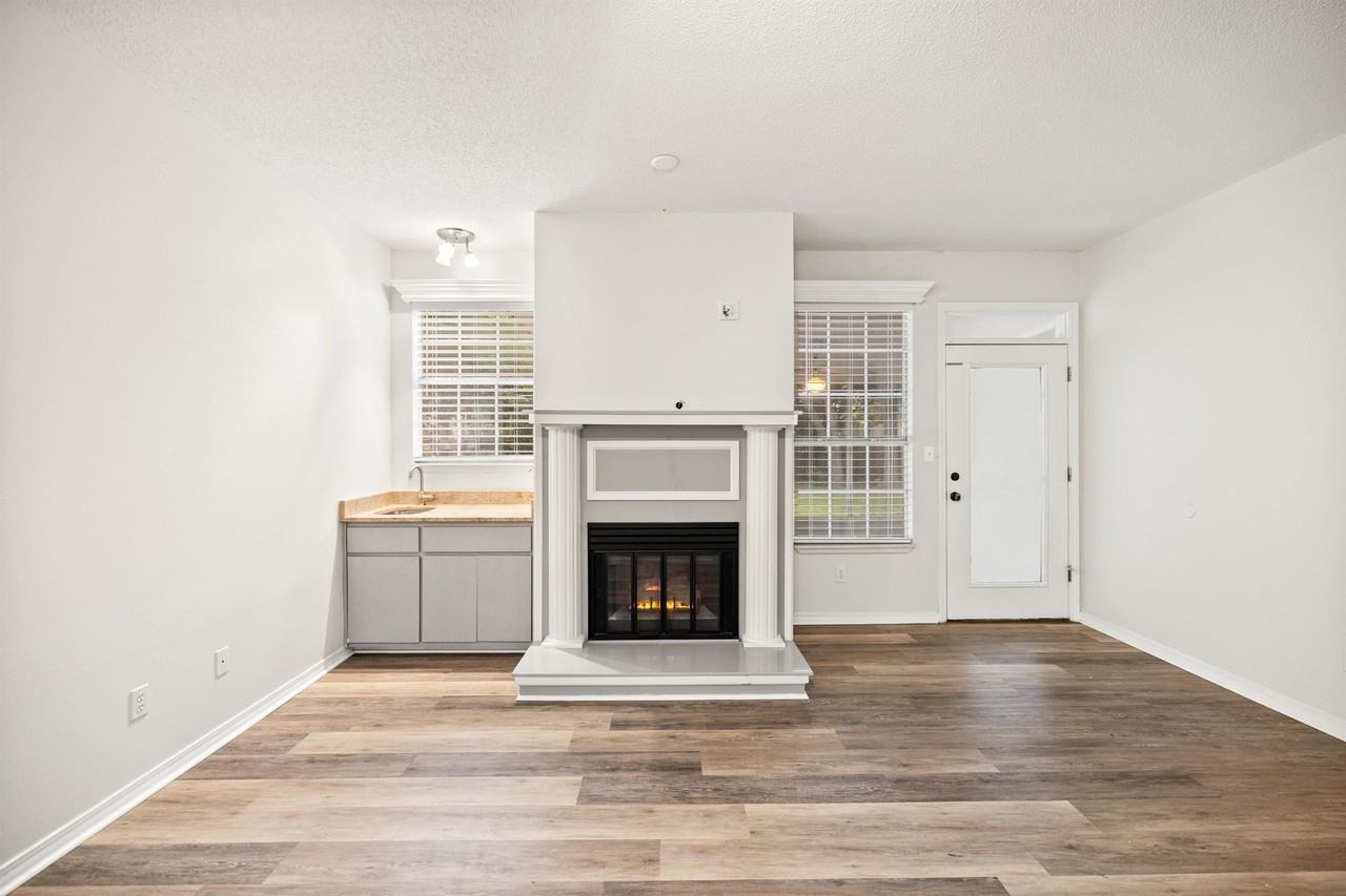 1641 Parkside Cir - Photo 3 of 50