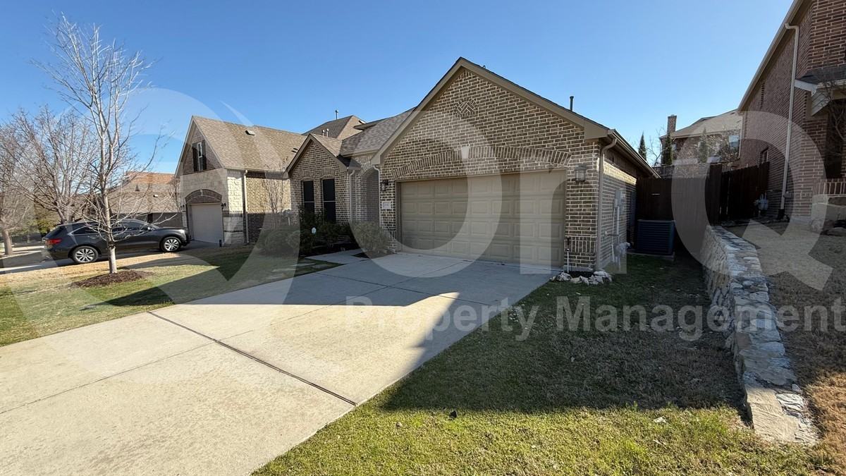 1317 Poplar Dr - Photo 2 of 26