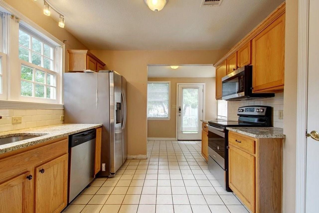 1100 W 22nd St - Photo 4 of 27