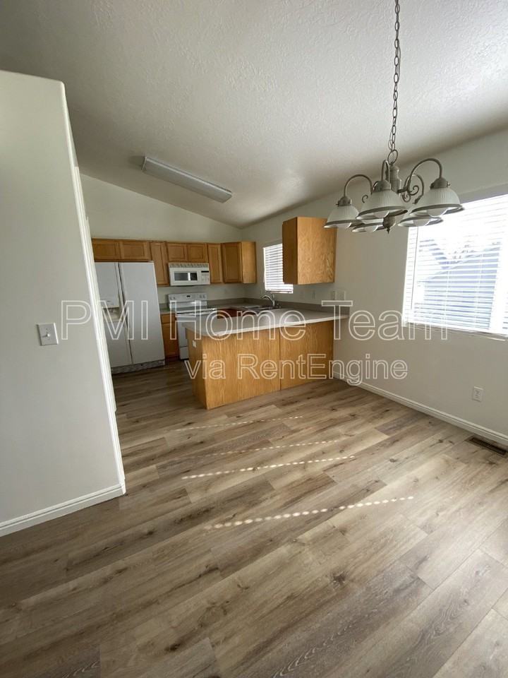 1639 W 600 N - Photo 6 of 29