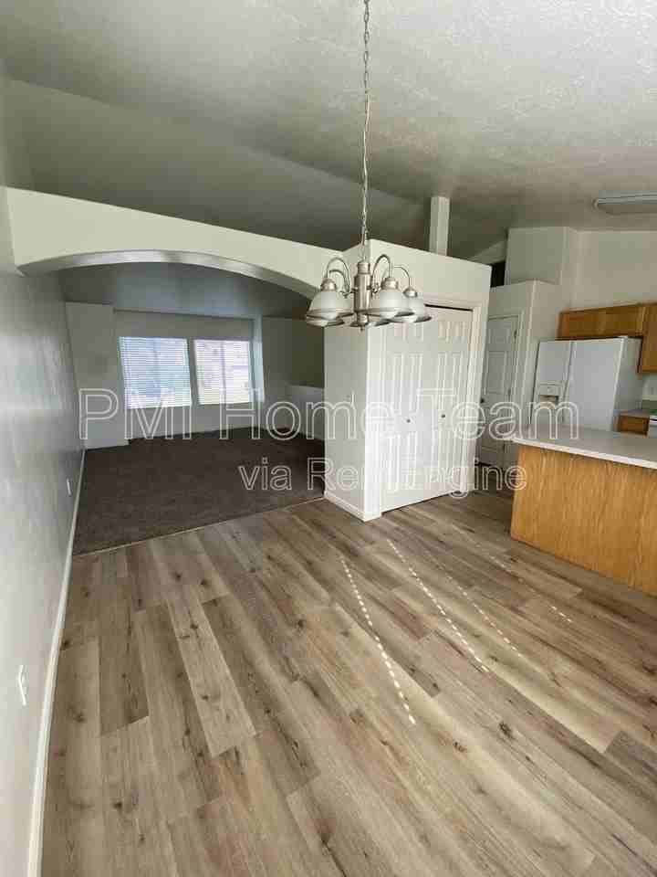 1639 W 600 N - Photo 7 of 29