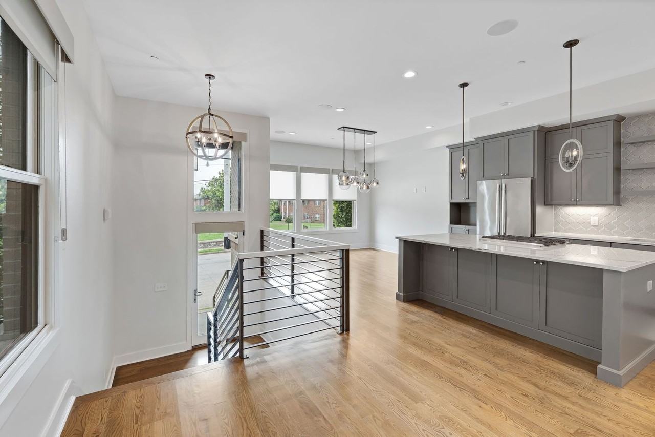 206 S 10th St - Photo 2 of 34