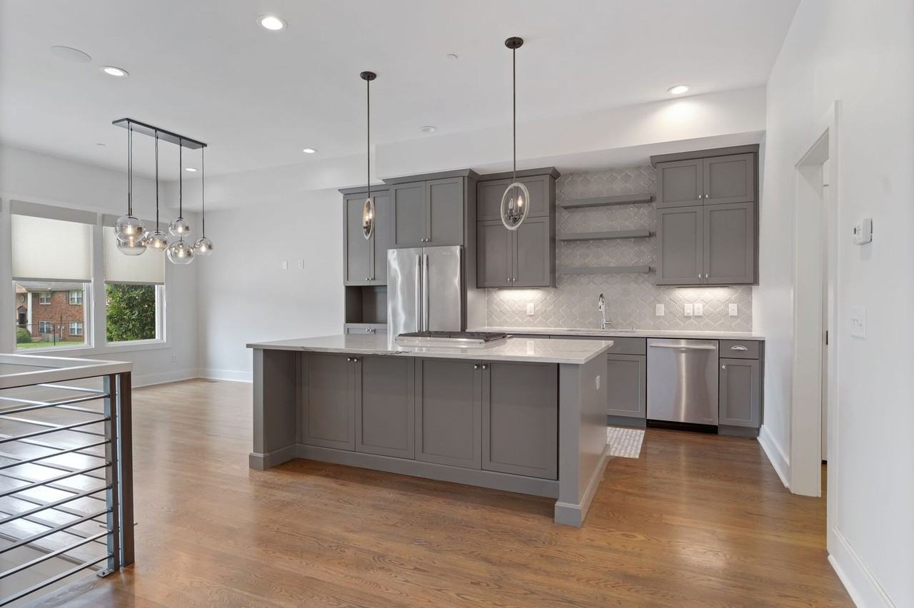206 S 10th St - Photo 3 of 34