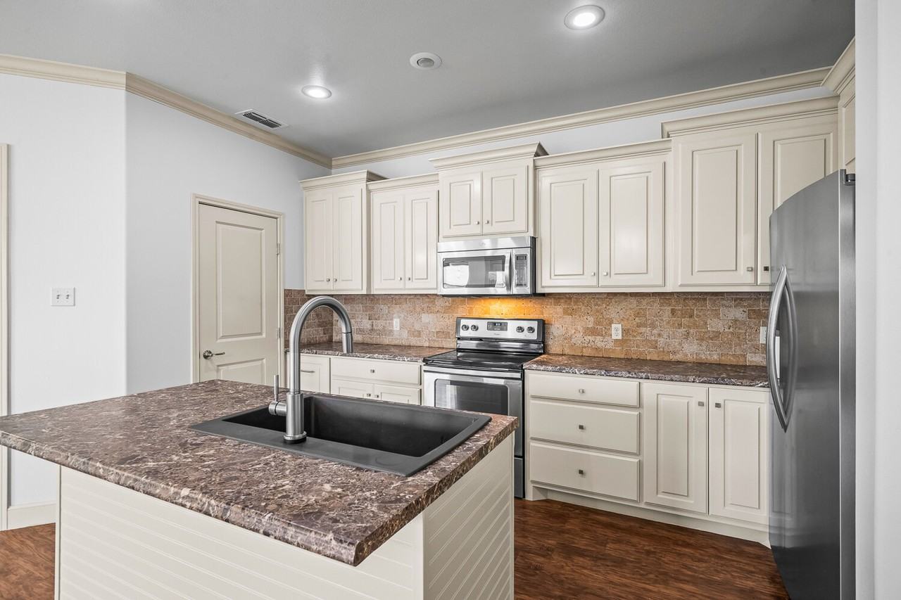 9806 Avenue V #B - Photo 7 of 20