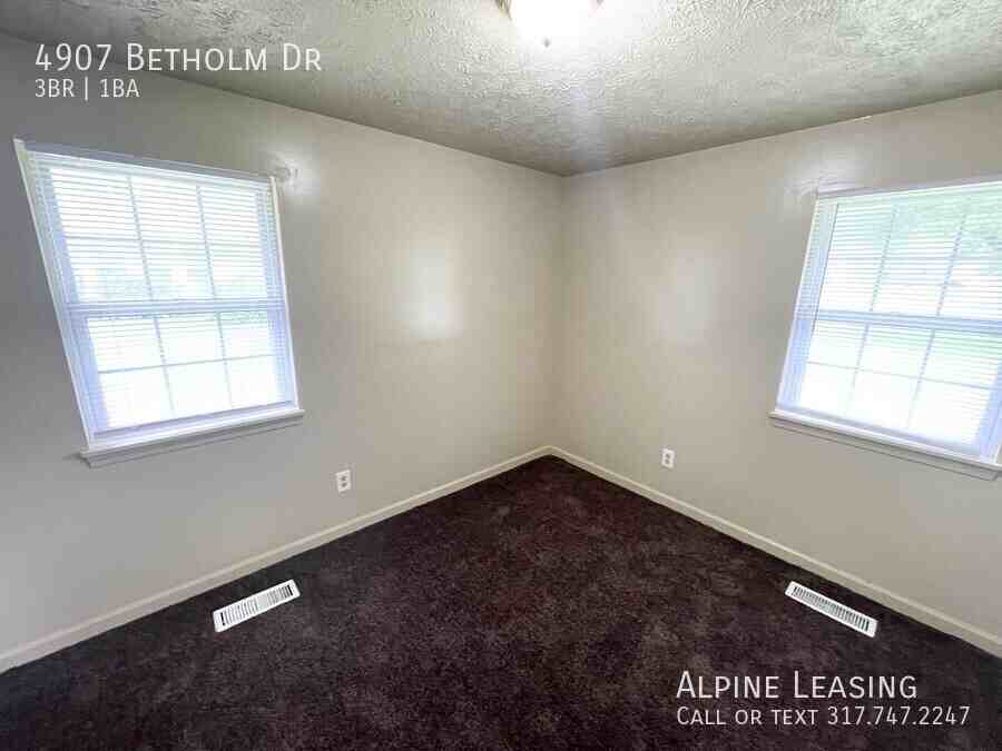 4907 Betholm Dr - Photo 3 of 8