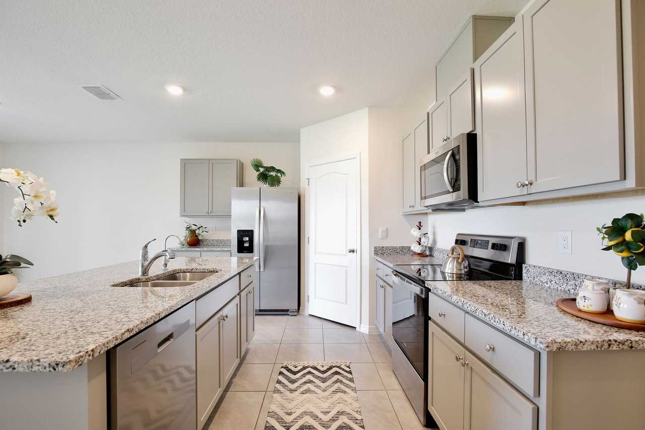 1372 Sugarwood St - Photo 4 of 40