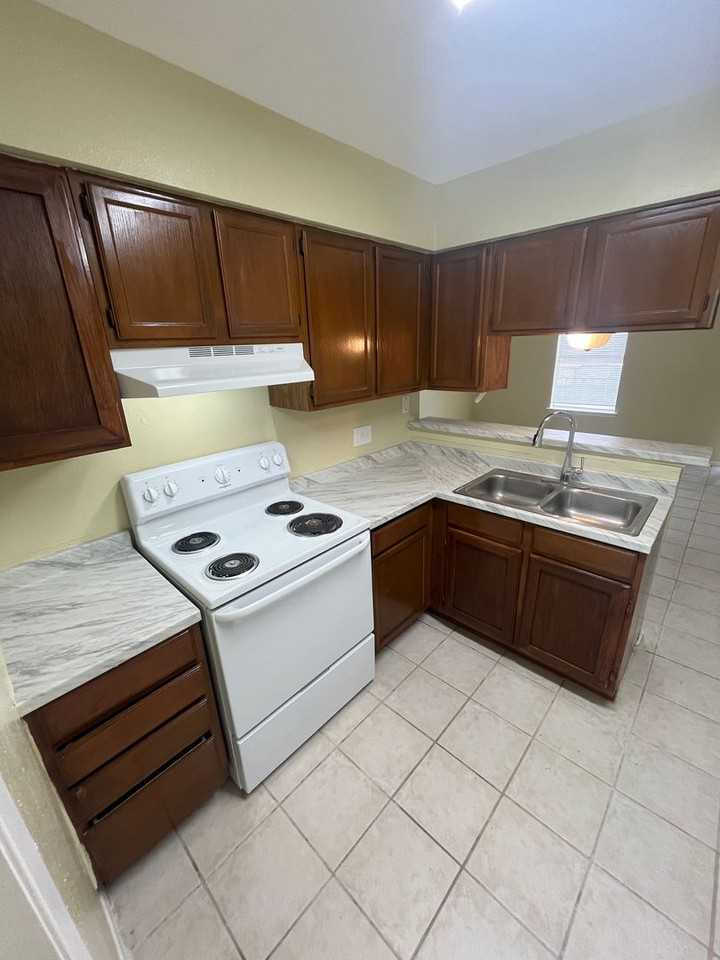 1502 Calle Del Norte - Photo 3 of 16