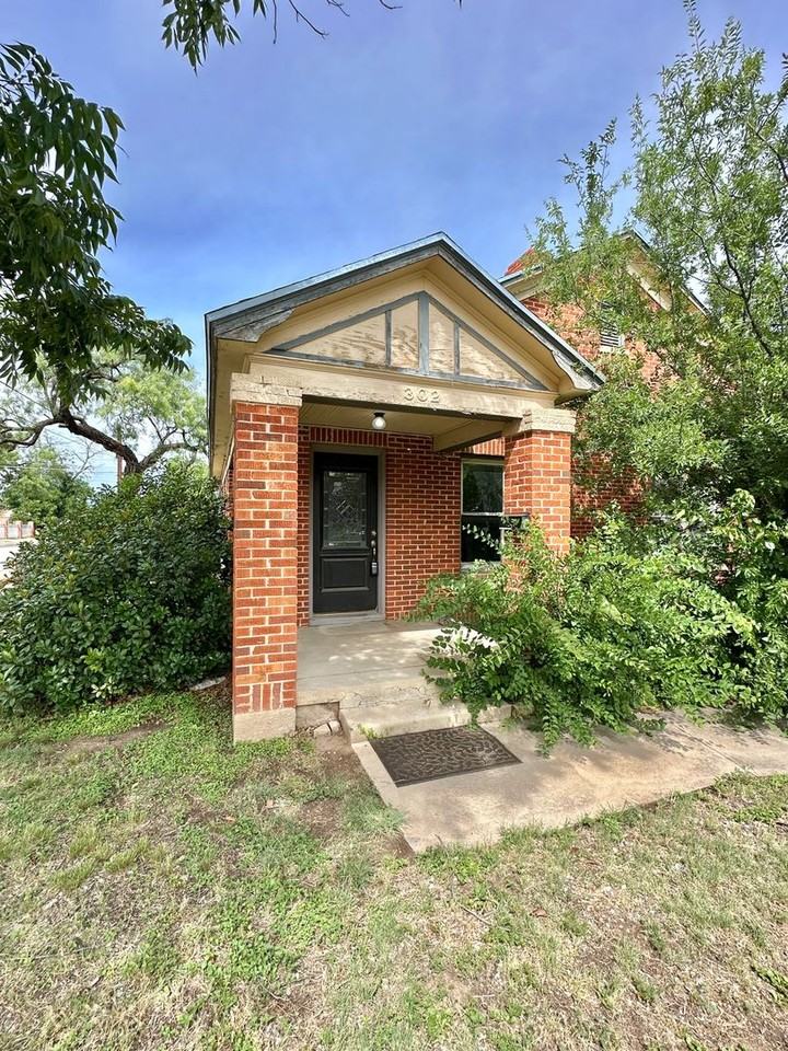 302 S Van Buren St - Photo 2 of 10