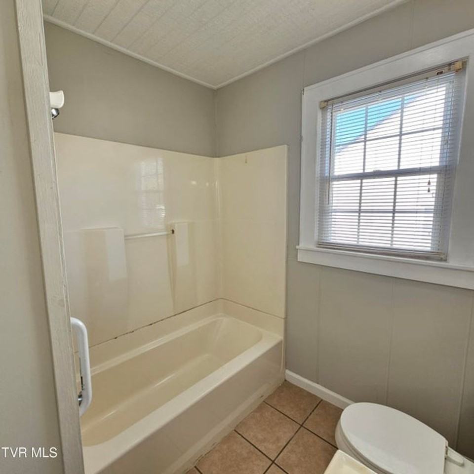 707 S 2nd St - Photo 2 of 29