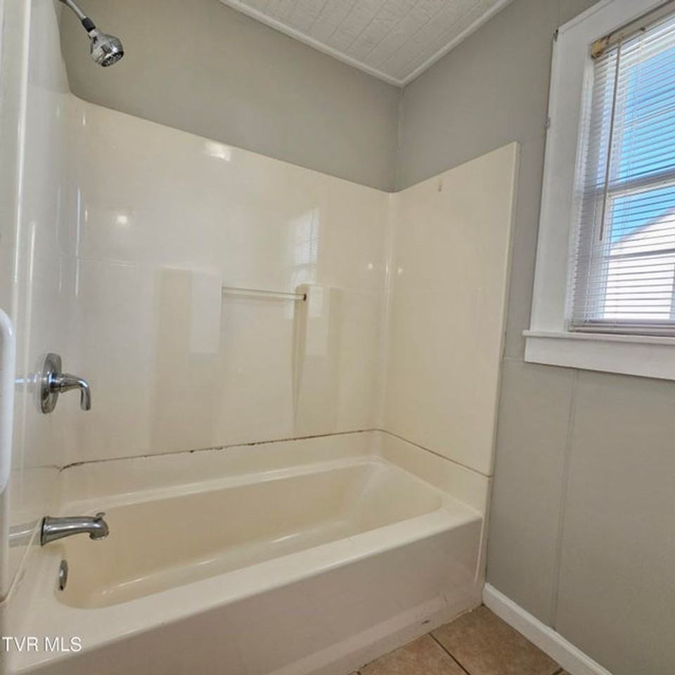 707 S 2nd St - Photo 3 of 29