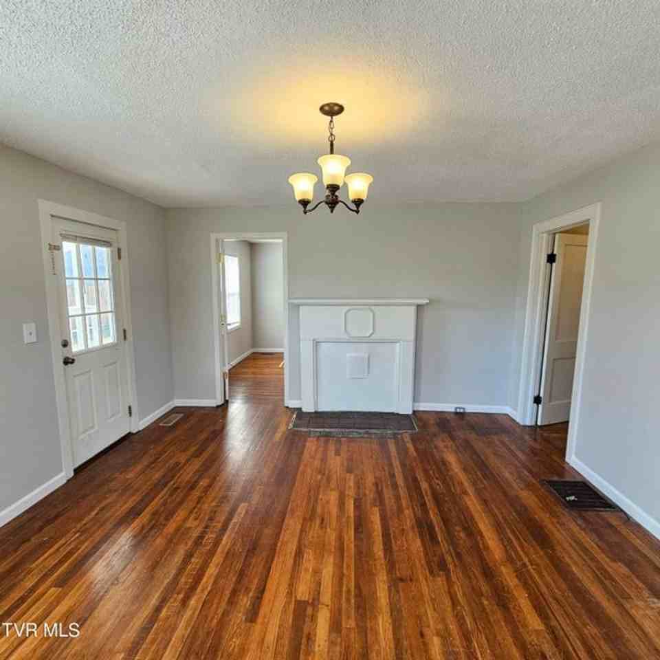 707 S 2nd St - Photo 4 of 29